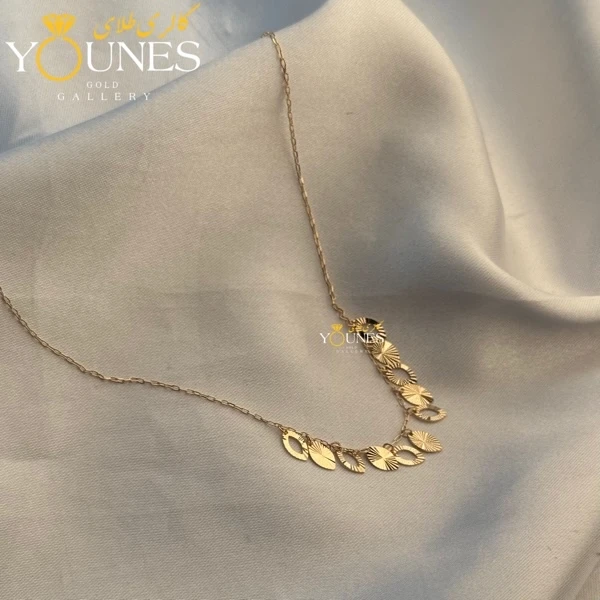 تصویر دوم گردنبند طلا برگی تراش دار